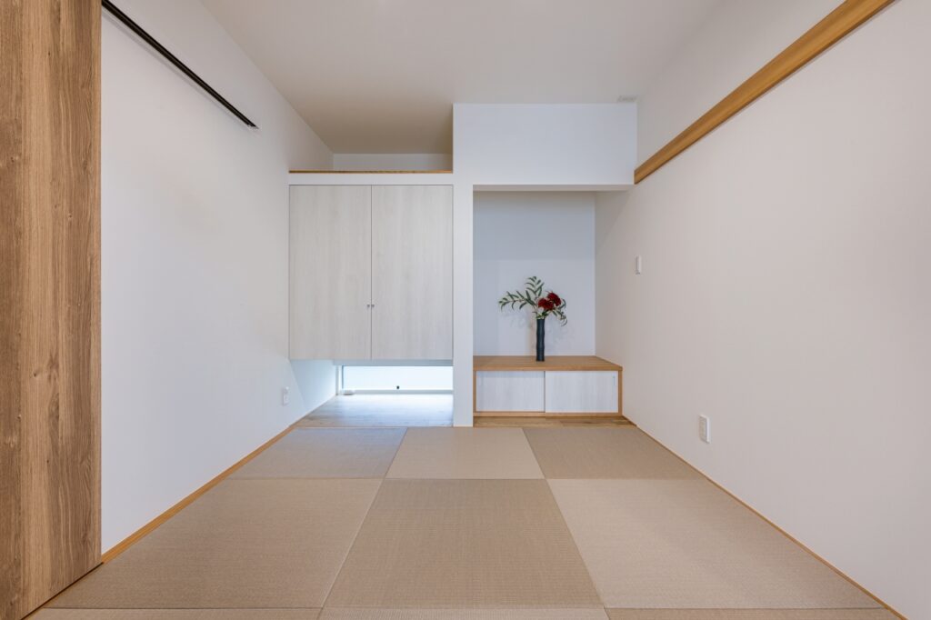 つながるリビングと色合いは合わせながらも、神棚スペースや地袋、長押を造作