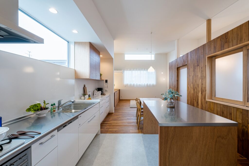 壁付けキッチンと造作の大きなステンレス作業台