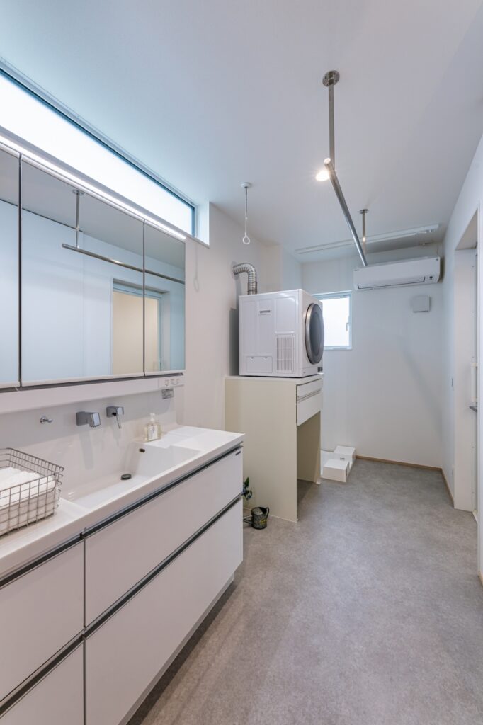 乾太君とエアコン完備の洗面脱衣室。どの季節でも快適空間に