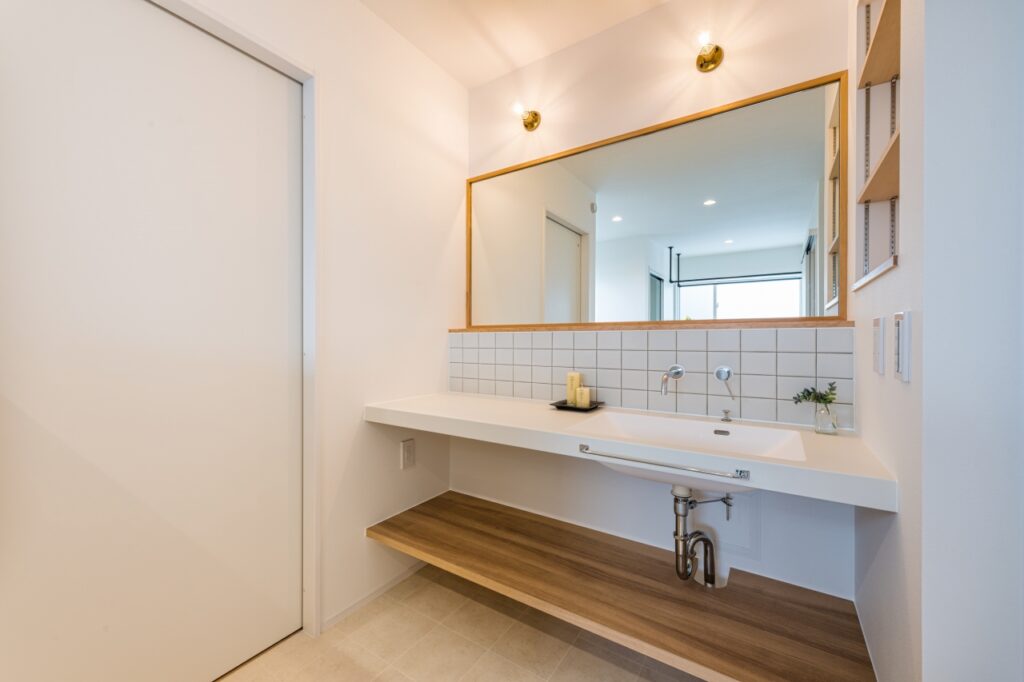 混雑時でも並んで楽々支度ができる幅広造作洗面