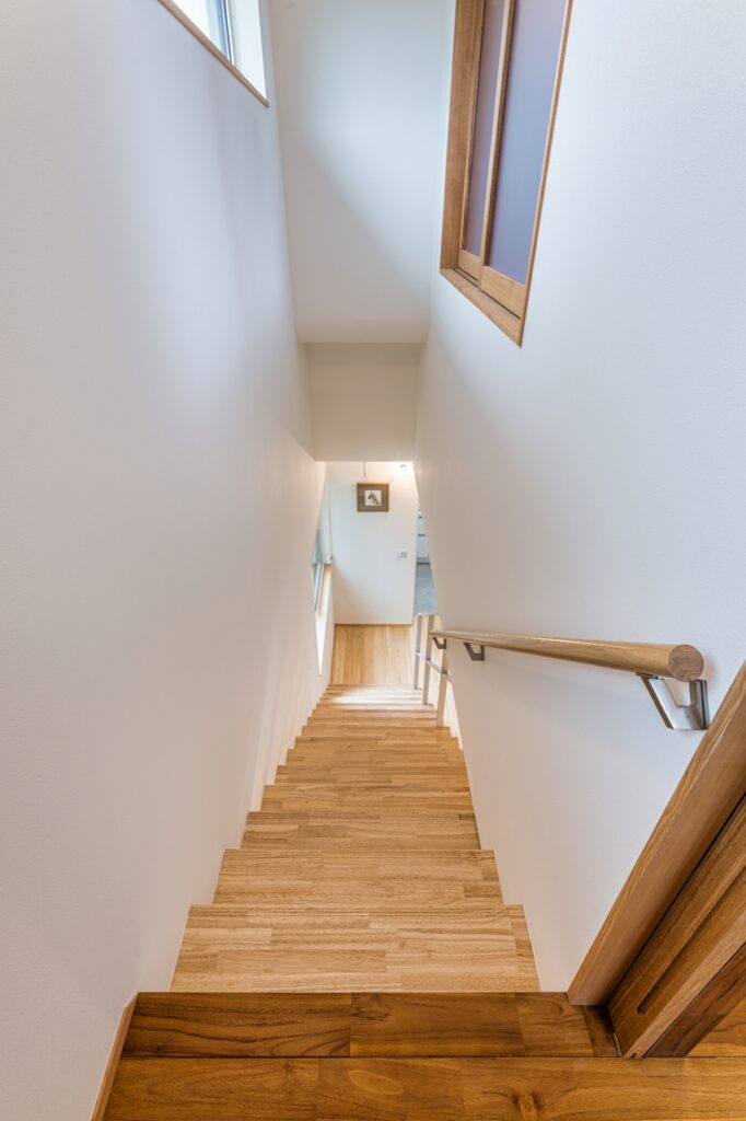 南側の窓から1Fへ、内窓を通して2Fへ光を運ぶ階段室