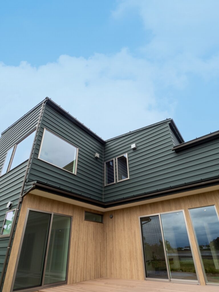 グリーンガルバと木目サイディングでコーディネートした外観