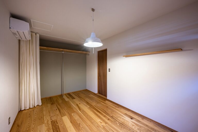 クローゼットの扉をカーテンに