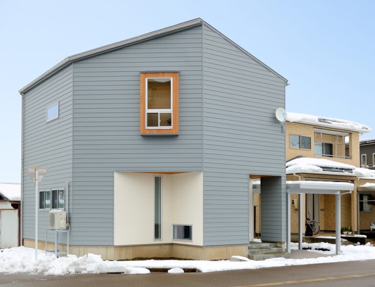 【2025年最新】外壁「ガルバ」人気カラーランキング 耐摩グレー