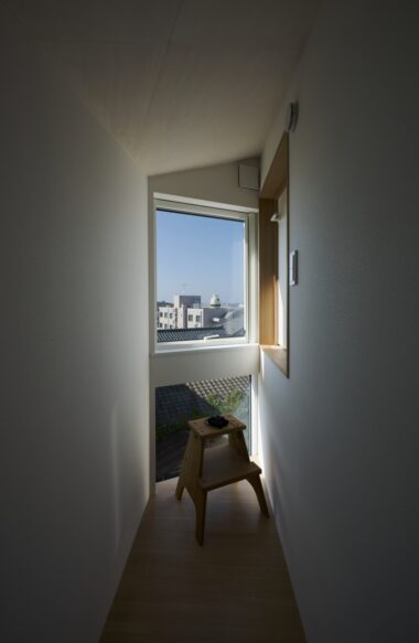 海に視線が抜けるマド