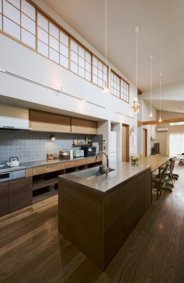 二世帯で使うセパレートタイプの造作キッチン