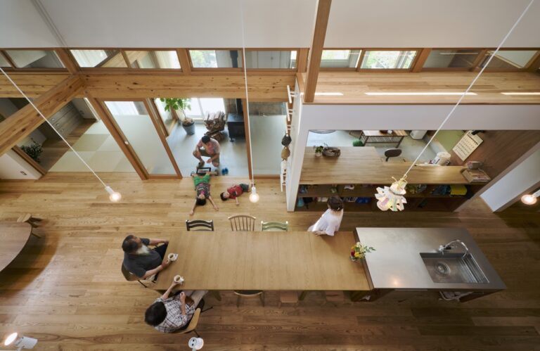 二階からLDKと土間を見下ろす。大家族で囲める大きなダイニングテーブル