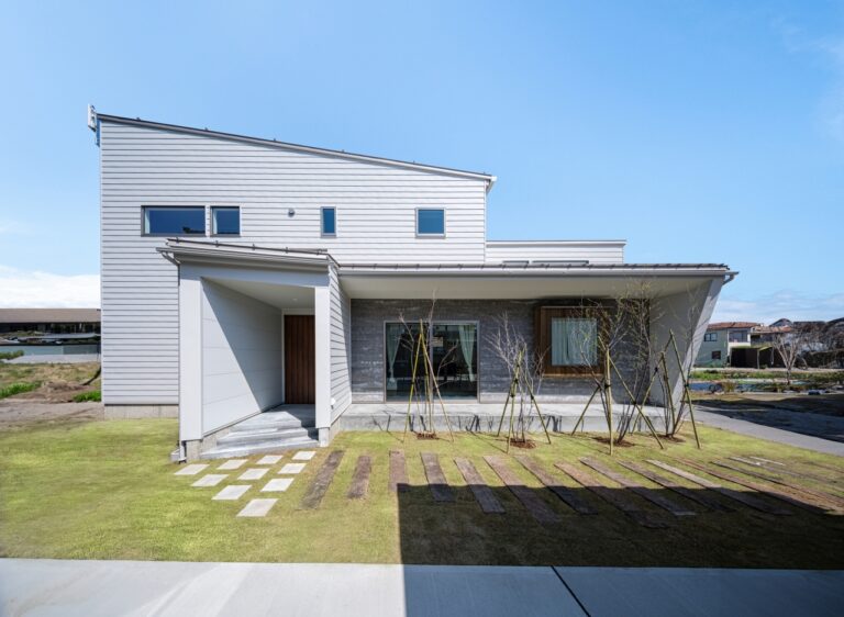 外観はSOLIDOのマットな質感と米杉の出窓がアクセント