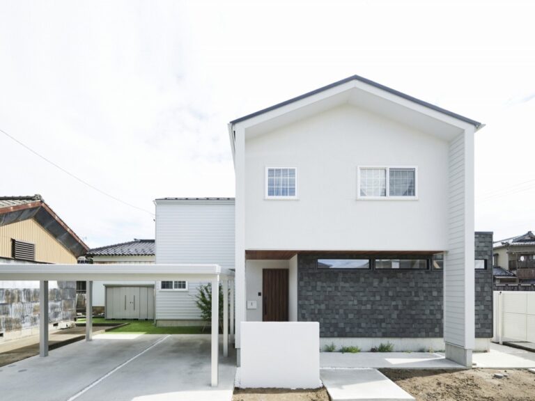 軒を深く出し、外壁と一体になった三角屋根が印象的