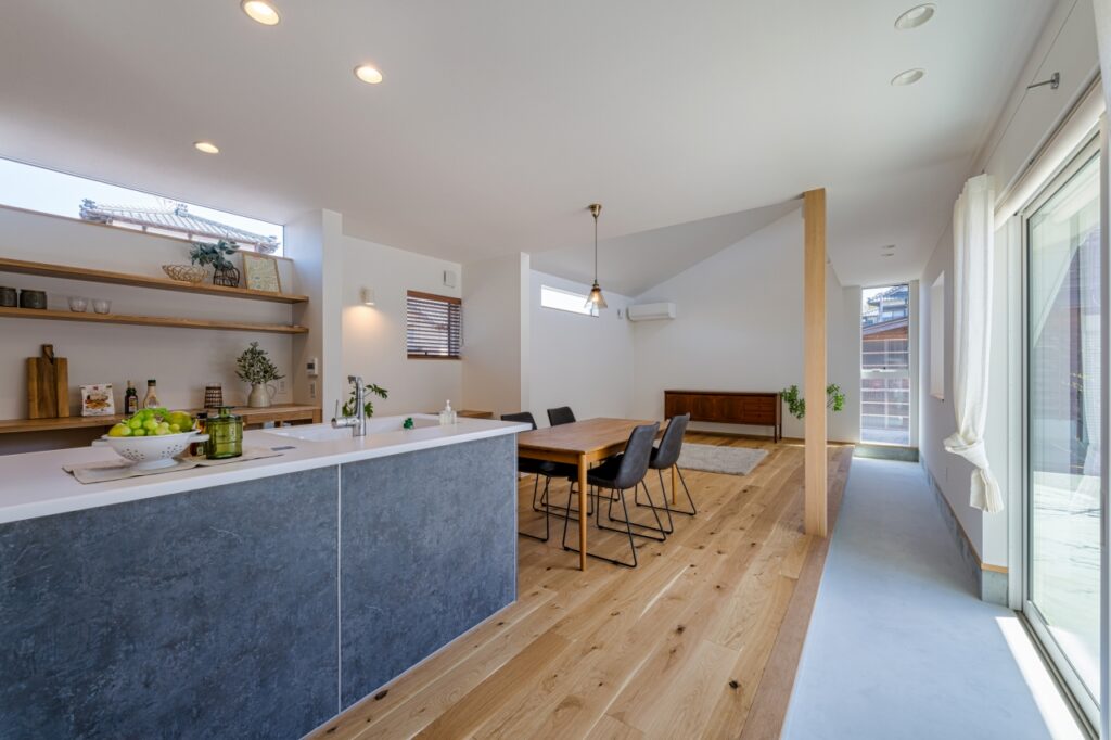 お気に入りのアンティーク家具が映える内土間付きのLDK