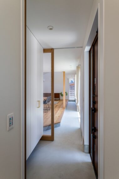 玄関からリビングにつながる内土間