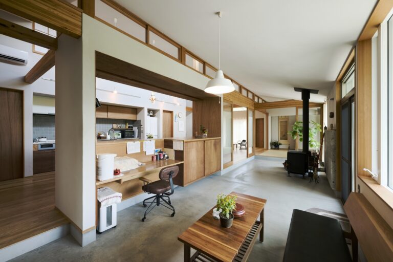 玄関・事務所・くつろぎスペースなど、色々な機能を兼ねている大きな土間