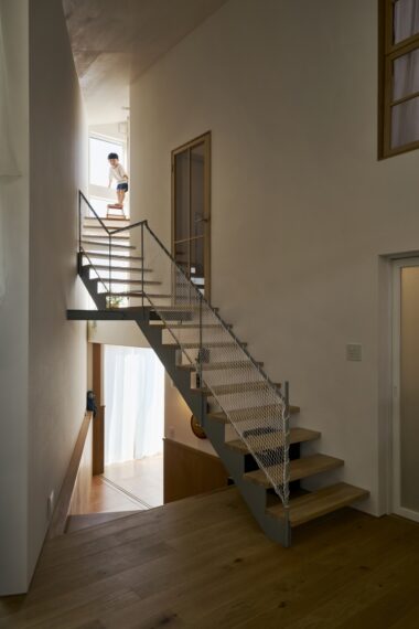 スキップフロアをつなぐスチール階段