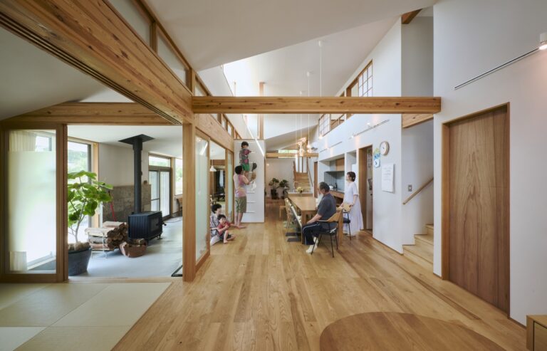 土間とつながるダイニングキッチン