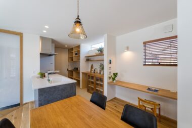 ダイニングとペニンシュラキッチン