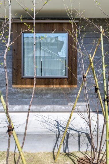 外観はSOLIDOのマットな質感と米杉の出窓がアクセント