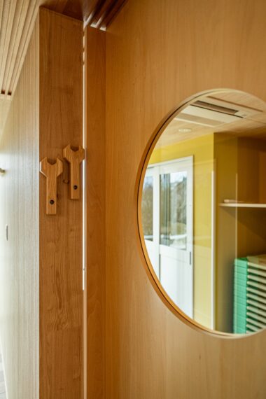 認可保育所「ひかりキッズ・コンフィ」丸窓