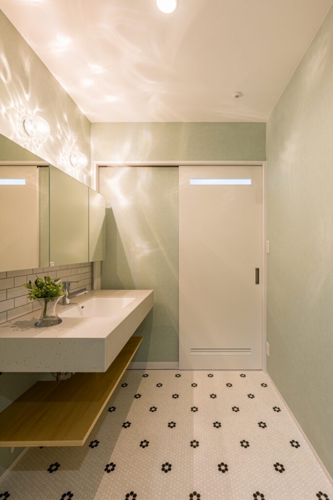 照明の生み出す陰影がキレイな洗面室