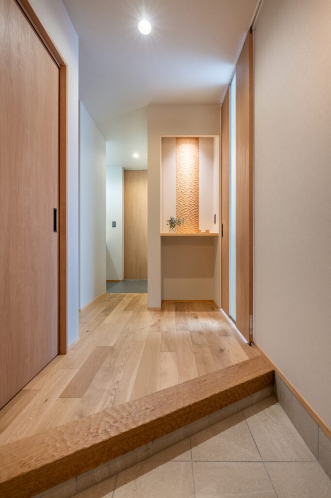 玄関ホールの名栗加工の上がり框