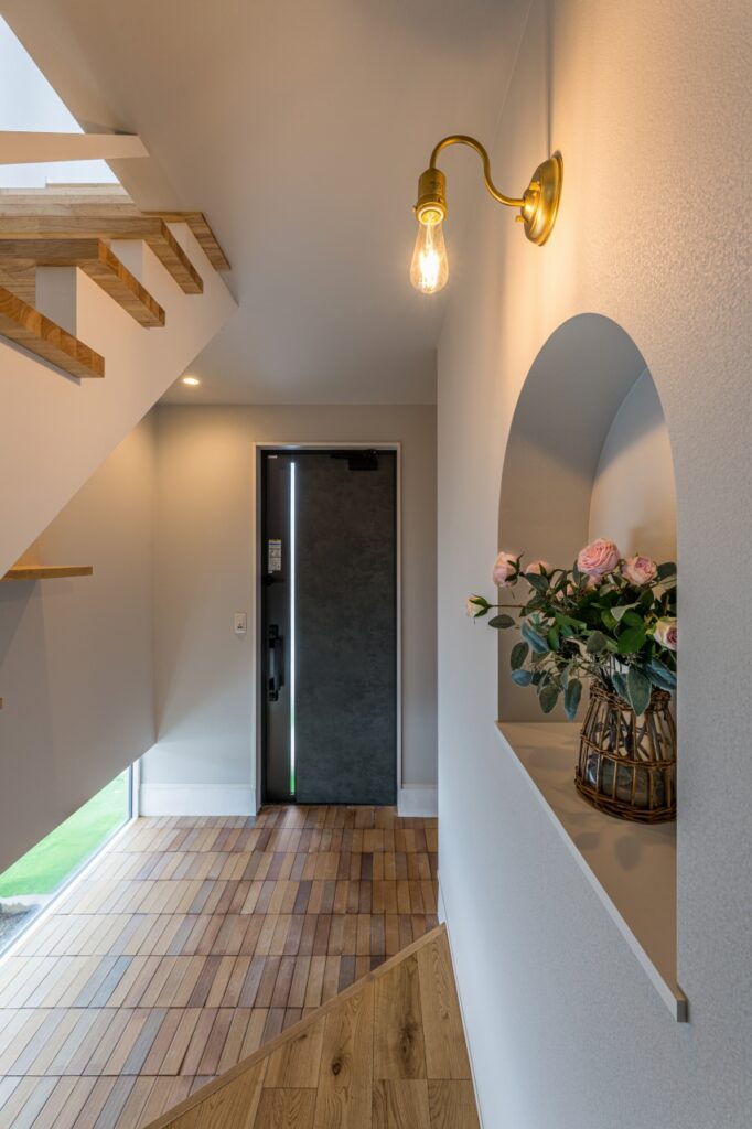 アールのニッチの飾り棚がお出迎えする玄関