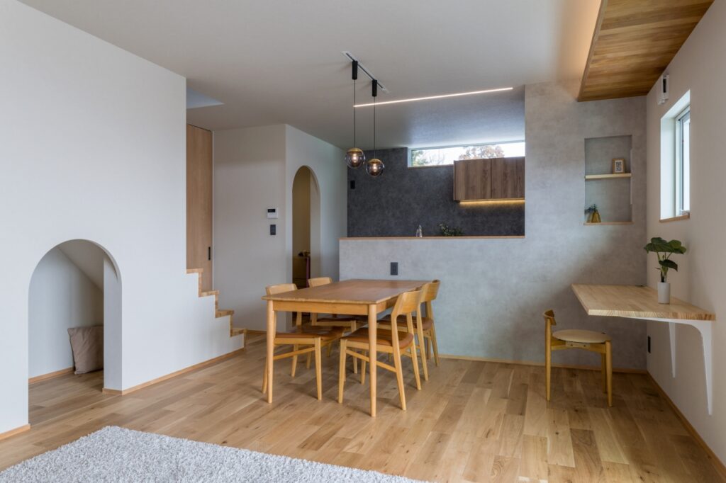 アクセントクロスが映えるダイニングキッチン