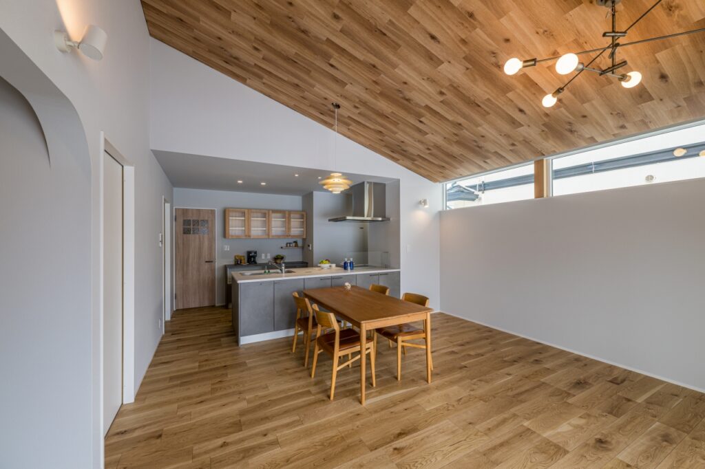 木目の勾配天井と連続ハイサイドで開放感をだしたLDK