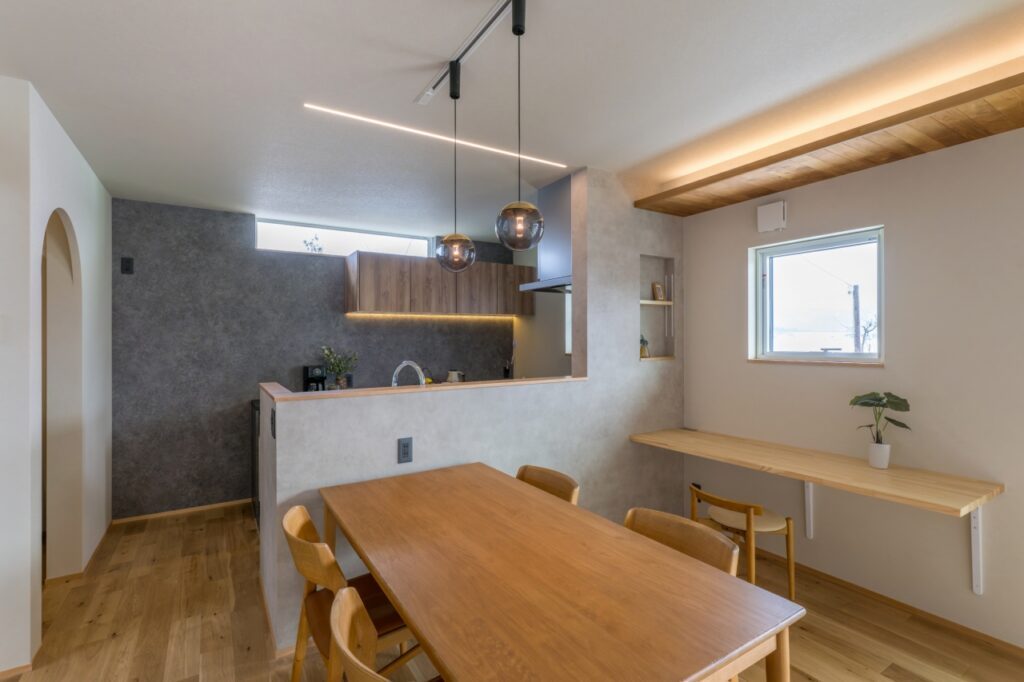 アクセントクロスが映えるダイニングキッチン