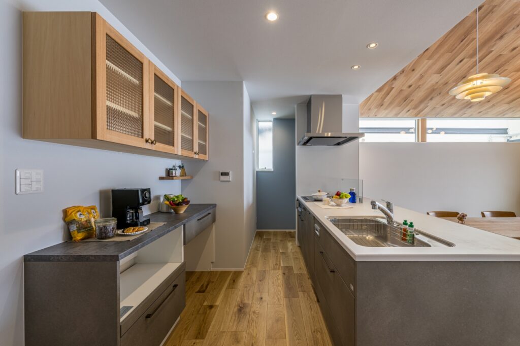 キッチンとカップボードの一体感と造作吊戸棚の組み合わせ