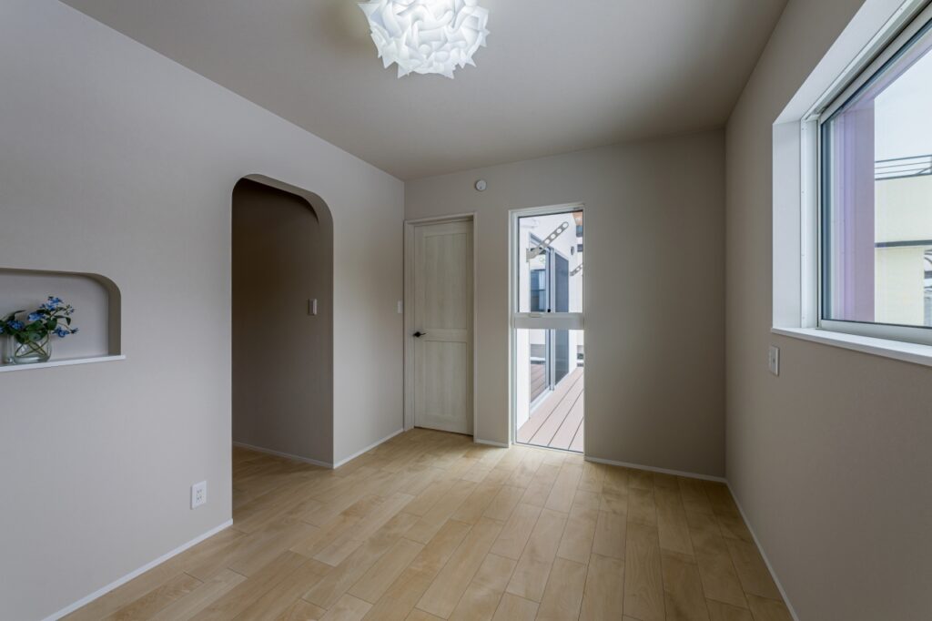 アールの開口が空間のアクセントの洋室