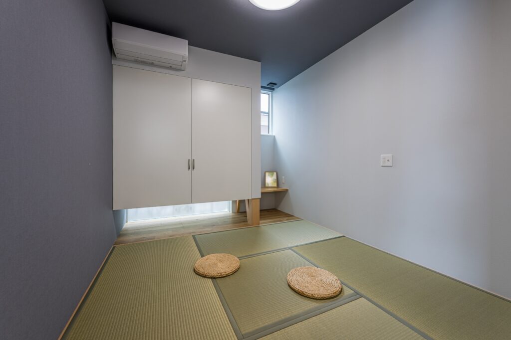 吊り押し入れのある和室