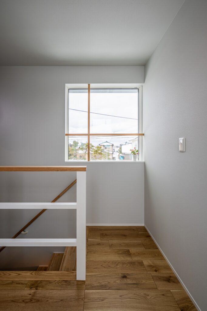 格子窓がアクセントの2階ホール