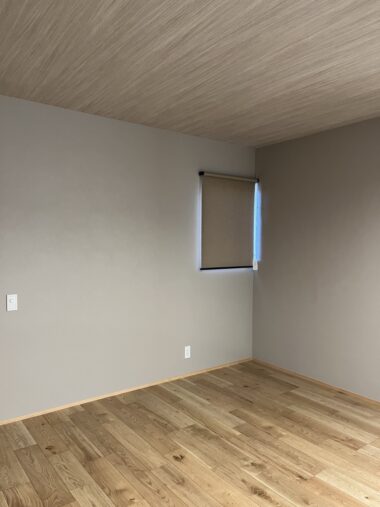 寝室クロス：壁「サンゲツSP9737」、天井「RE55582」