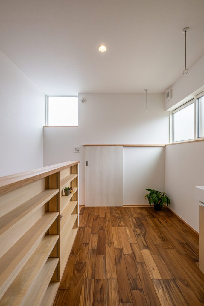 文庫本サイズの収納、奥の建具は小屋裏収納の入口