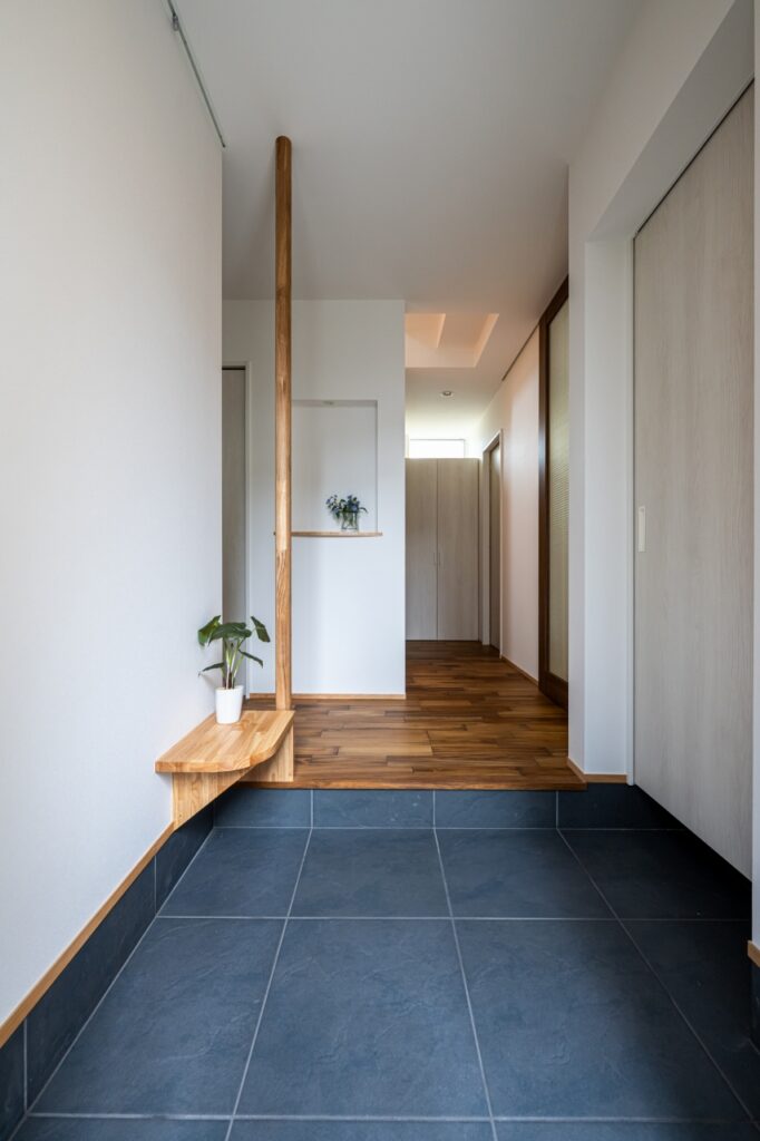 ベンチのある玄関