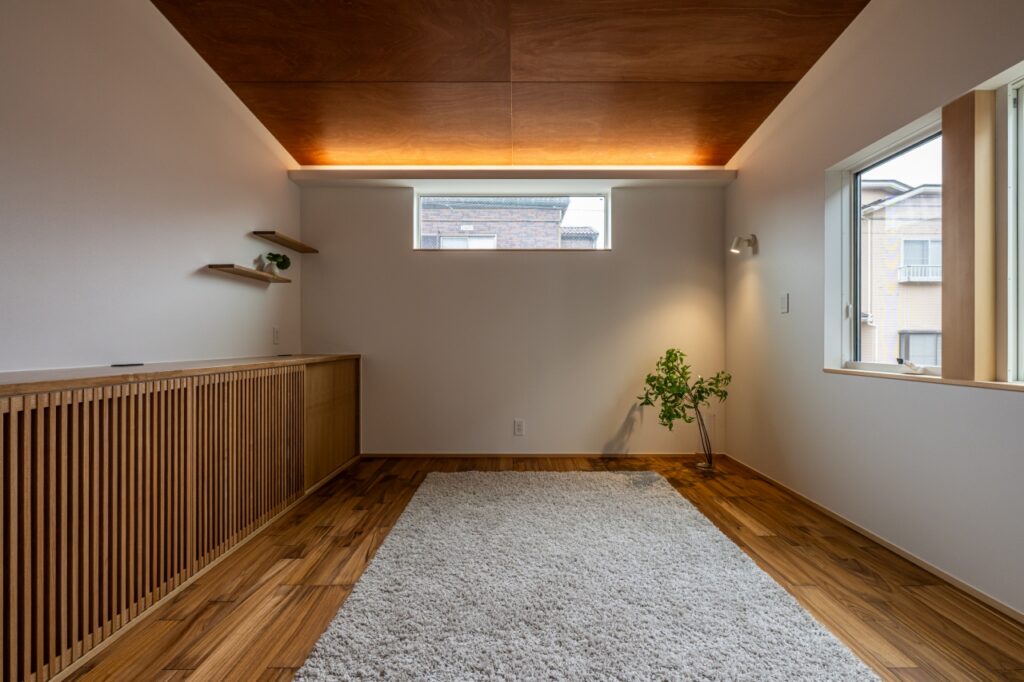 チークの床材とラワン天井のリビング