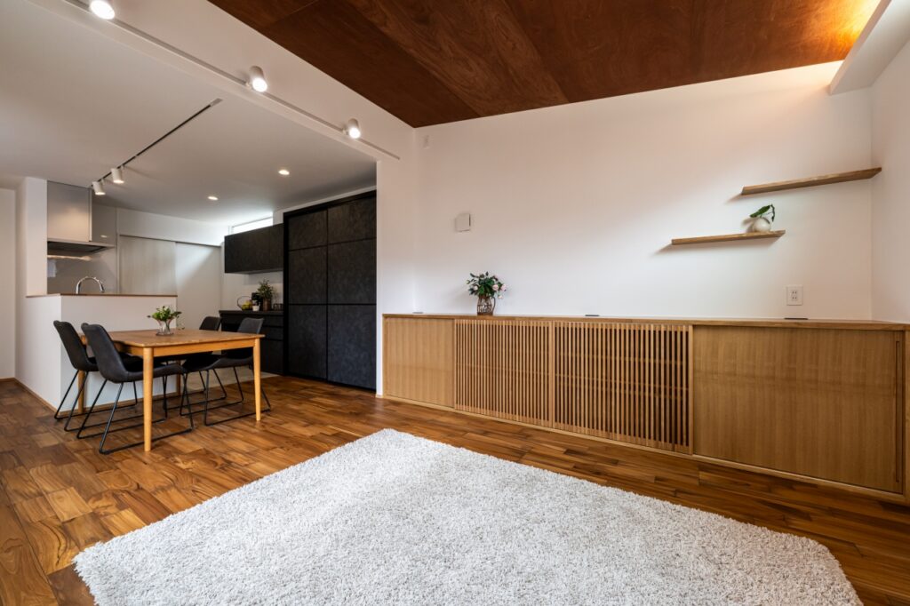 造作の繊細な縦格子が特徴のテレビボード