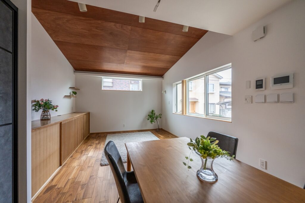 チークの床材とラワン天井のリビング