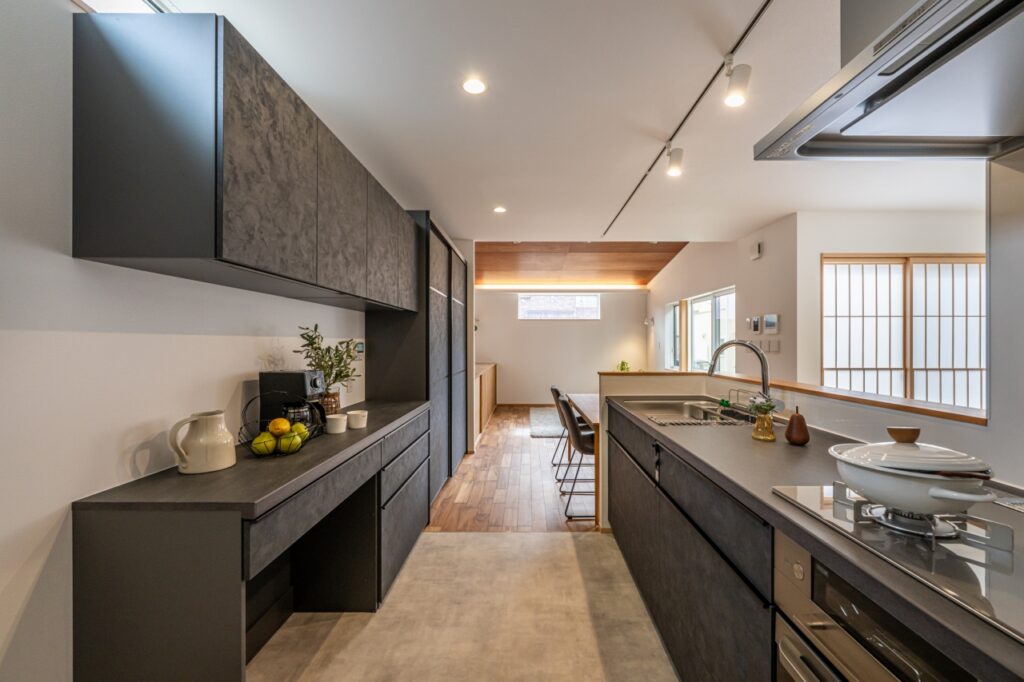 黒でまとめたキッチン