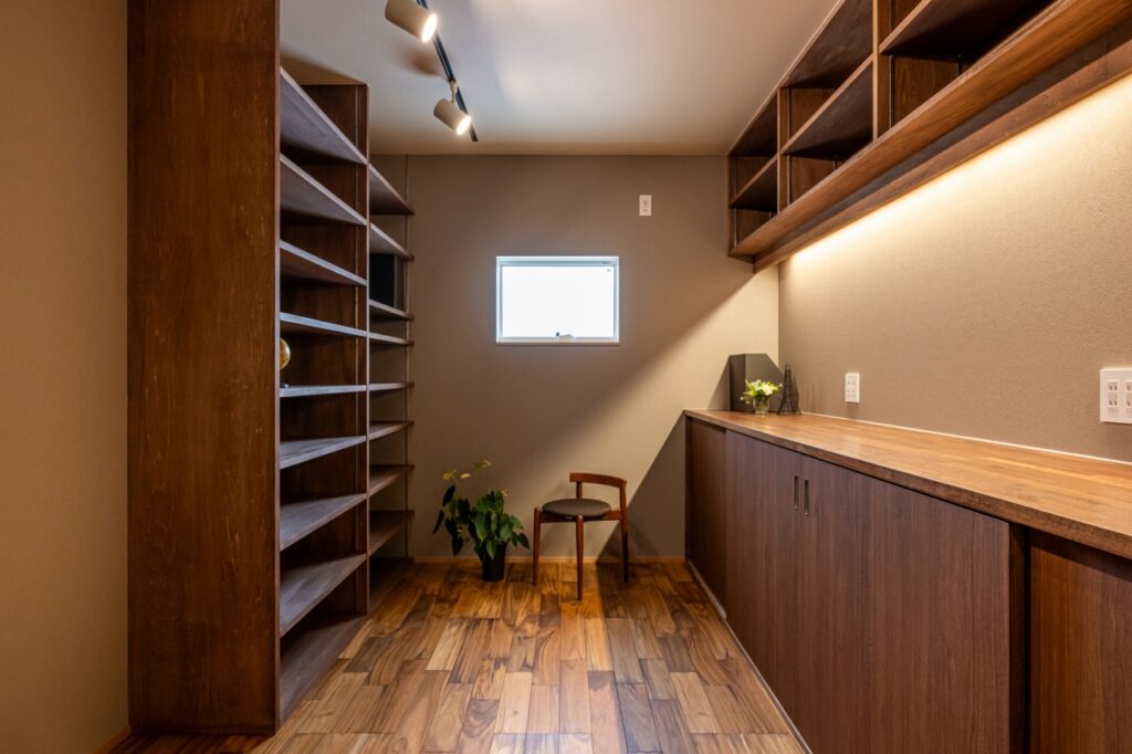 間接照明を使った落ち着きのある書斎