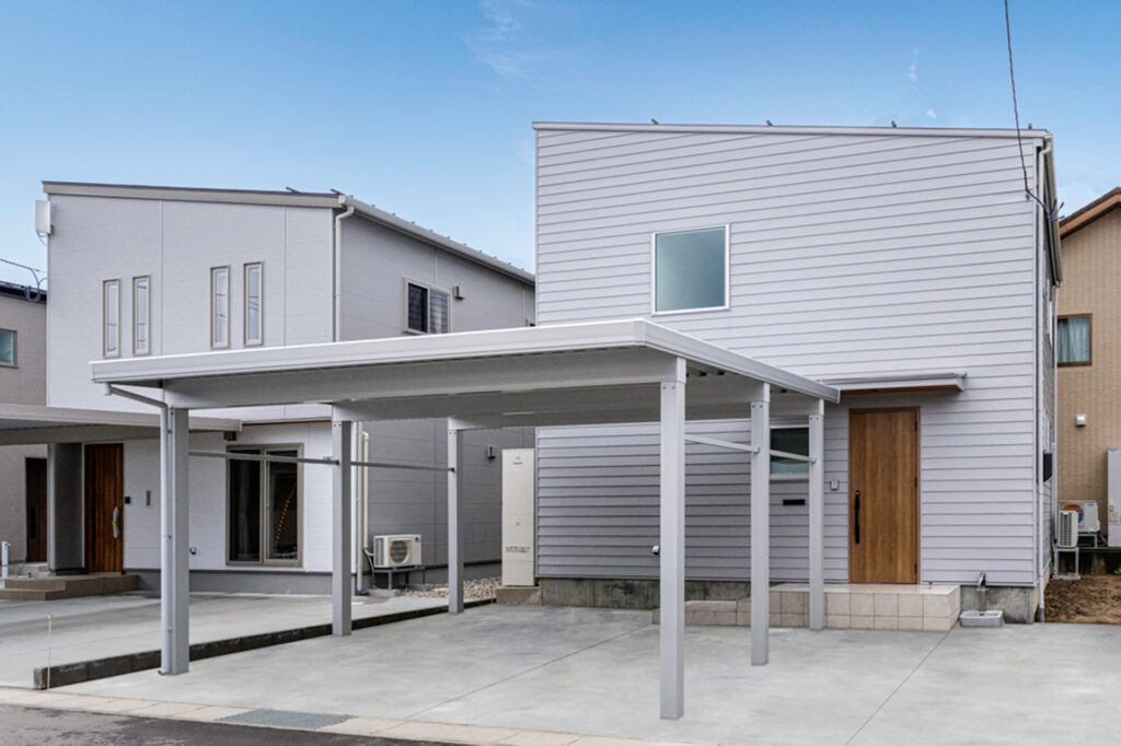 グレー×シルバー×木目でまとめた爽やかな外観