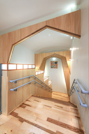 宮内中央こども園　A階段