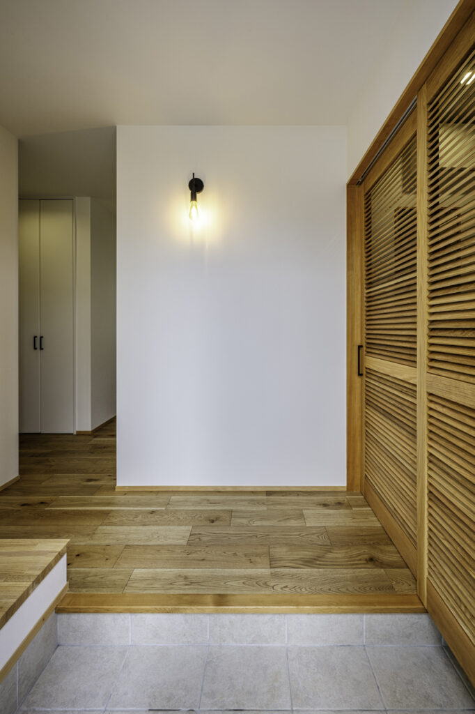 木の香りとあたたかい光に包まれた玄関