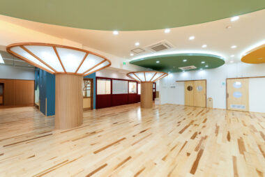 宮内中央こども園　遊戯室 