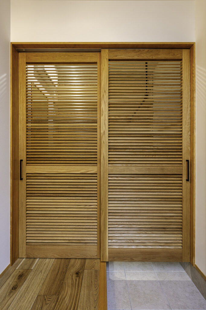 タモ材を使った職人さん手作りのルーバー建具