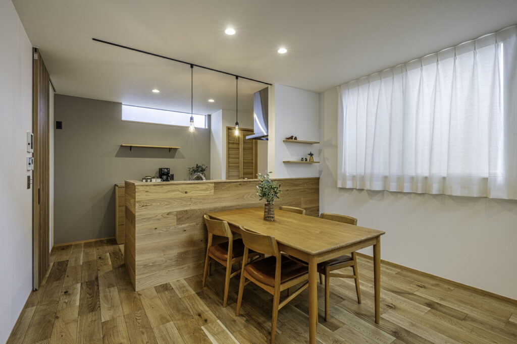 キッチンの腰壁はオークの無垢板を使い、経年変化を楽しめる