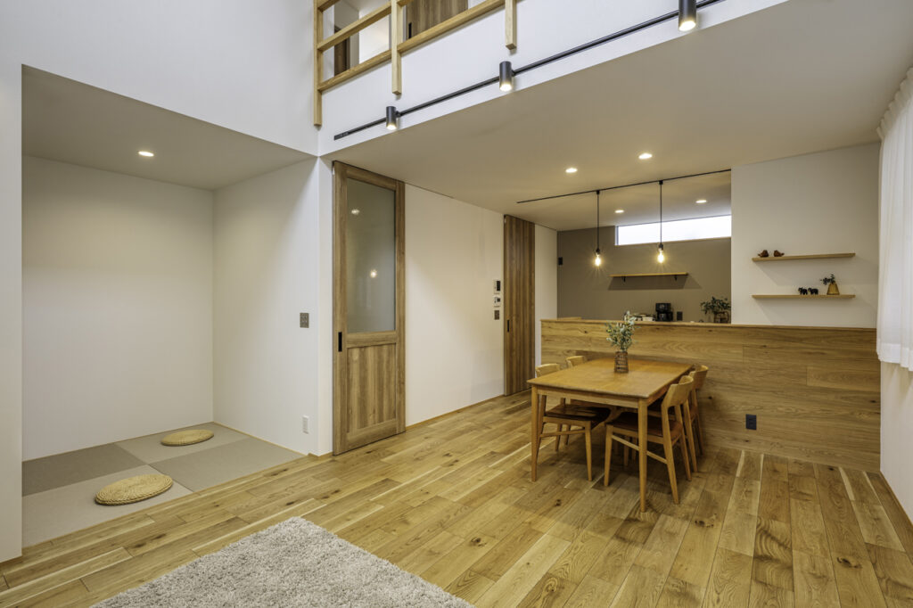 一直線型のLDKはタタミスペースや吹抜けとつながる