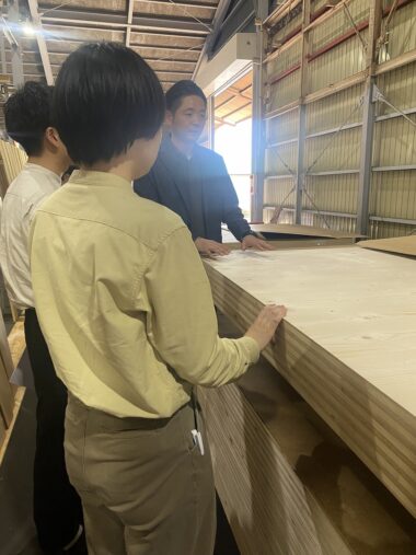 上野住宅建材株式会社での研修の様子