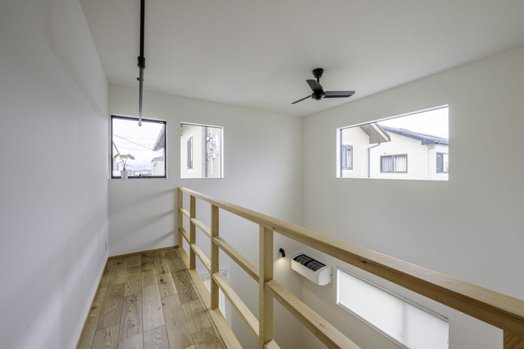 吹抜けの上は南東からの日差しを利用して物干しスペースに