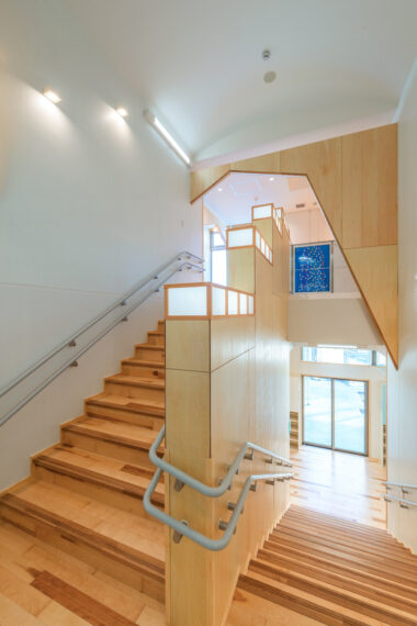 宮内中央こども園　A階段