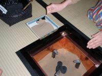 灰点前:炉に灰を入れる